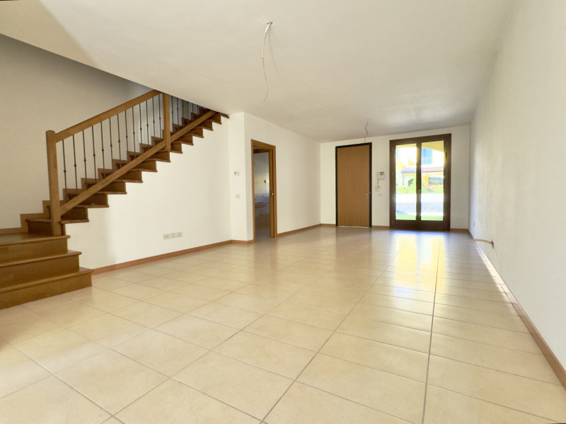 TENCAROLA – In posizione centrale e comoda a tutti i principali servizi, al capolinea del bus 12 ...