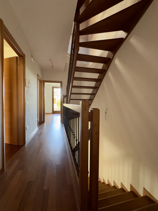 TENCAROLA – In posizione centrale e comoda a tutti i principali servizi, al capolinea del bus 12 ...