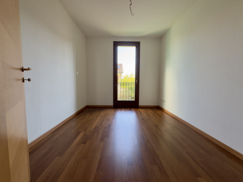 TENCAROLA – In posizione centrale e comoda a tutti i principali servizi, al capolinea del bus 12 ...