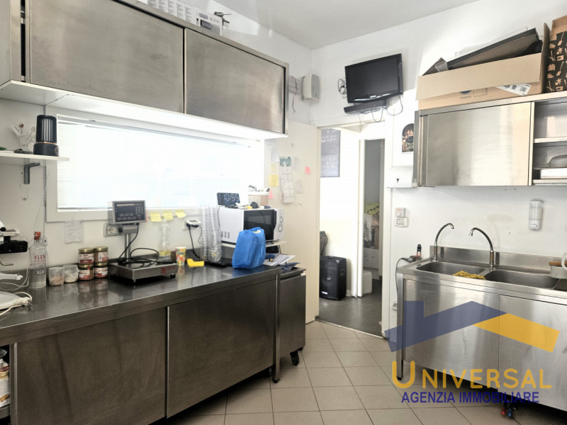 Proponiamo in vendita un’interessante attività commerciale di gelateria artigianale situata nella...