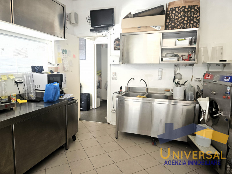 Proponiamo in vendita un’interessante attività commerciale di gelateria artigianale situata nella...