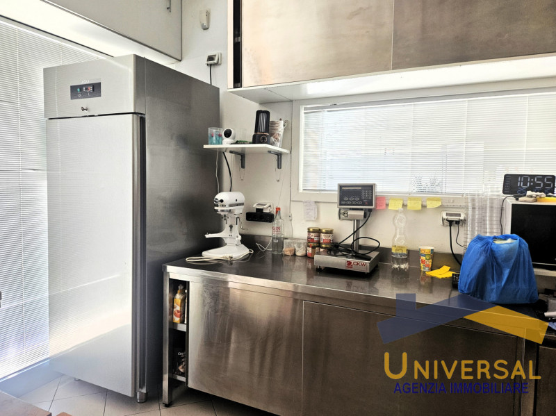Proponiamo in vendita un’interessante attività commerciale di gelateria artigianale situata nella...
