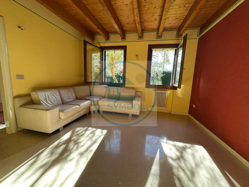 In una tranquilla zona residenziale di San Giorgio delle Pertiche, lontana dal traffico ma a poch...