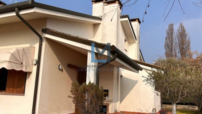 In esclusivo contesto residenziale a Montebelluna proponiamo in vendita signorile villa residenzi...