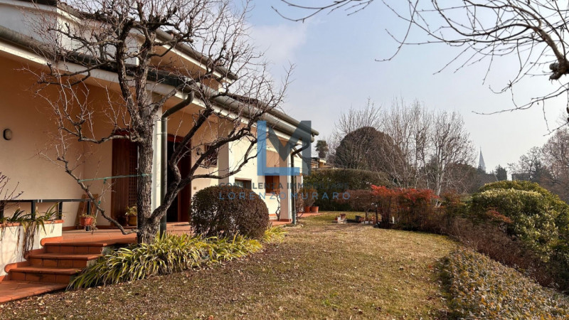 In esclusivo contesto residenziale a Montebelluna proponiamo in vendita signorile villa residenzi...