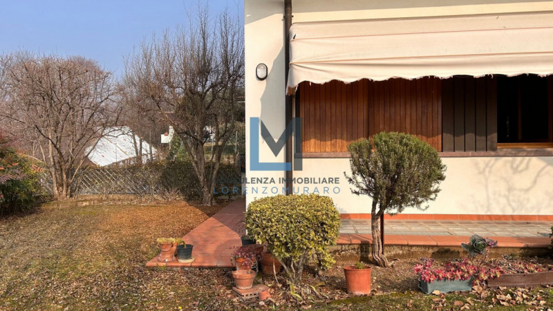 In esclusivo contesto residenziale a Montebelluna proponiamo in vendita signorile villa residenzi...