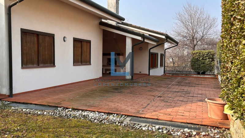 In esclusivo contesto residenziale a Montebelluna proponiamo in vendita signorile villa residenzi...