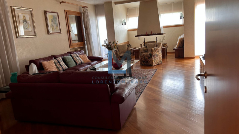 In esclusivo contesto residenziale a Montebelluna proponiamo in vendita signorile villa residenzi...