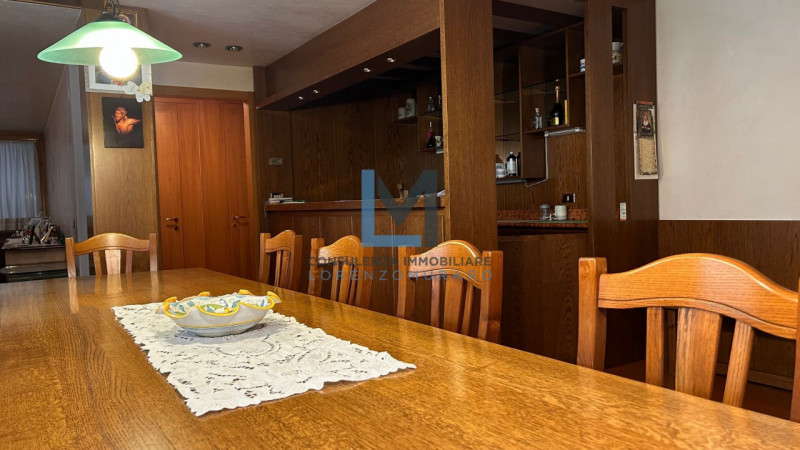 In esclusivo contesto residenziale a Montebelluna proponiamo in vendita signorile villa residenzi...