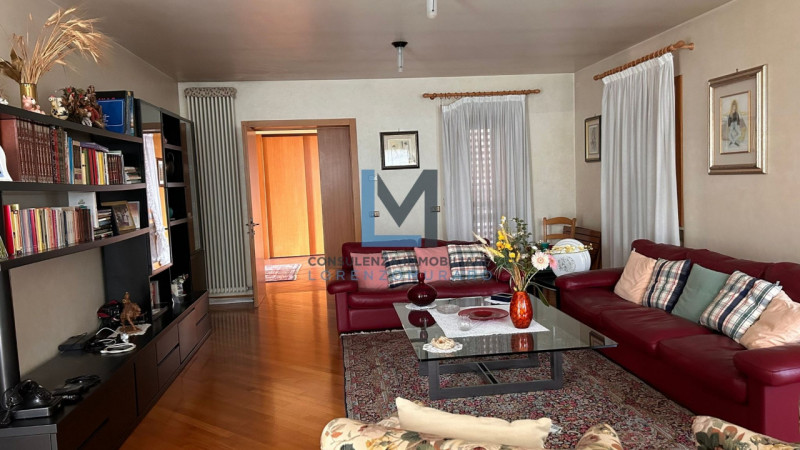 In esclusivo contesto residenziale a Montebelluna proponiamo in vendita signorile villa residenzi...