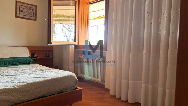 In esclusivo contesto residenziale a Montebelluna proponiamo in vendita signorile villa residenzi...