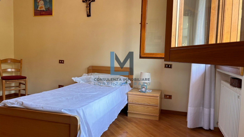 In esclusivo contesto residenziale a Montebelluna proponiamo in vendita signorile villa residenzi...