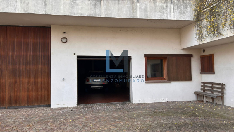 In esclusivo contesto residenziale a Montebelluna proponiamo in vendita signorile villa residenzi...