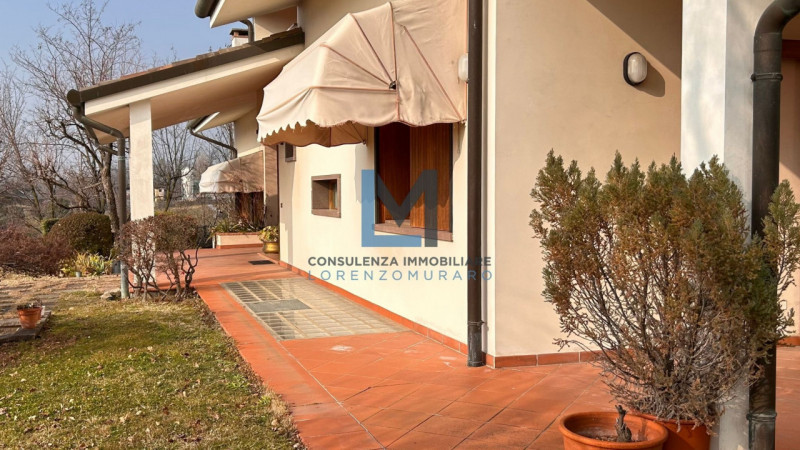 In esclusivo contesto residenziale a Montebelluna proponiamo in vendita signorile villa residenzi...