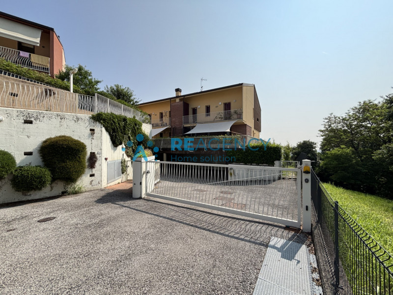 Se cerchi una casa comoda, luminosa e con vista panoramica, questa soluzione fa al caso tuo! Situ...