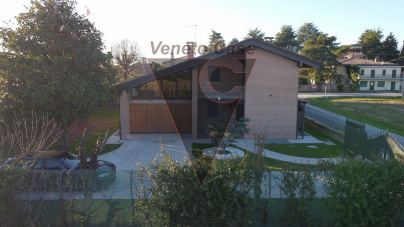 Scopri questa magnifica casa singola terratetto situata nel centro di San Giorgio delle Pertiche....