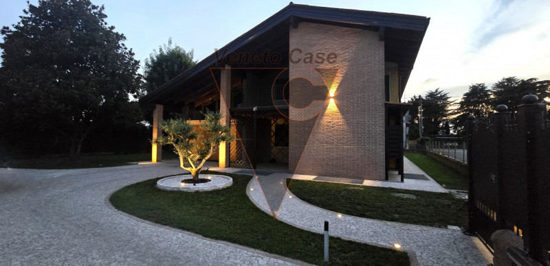 Scopri questa magnifica casa singola terratetto situata nel centro di San Giorgio delle Pertiche....