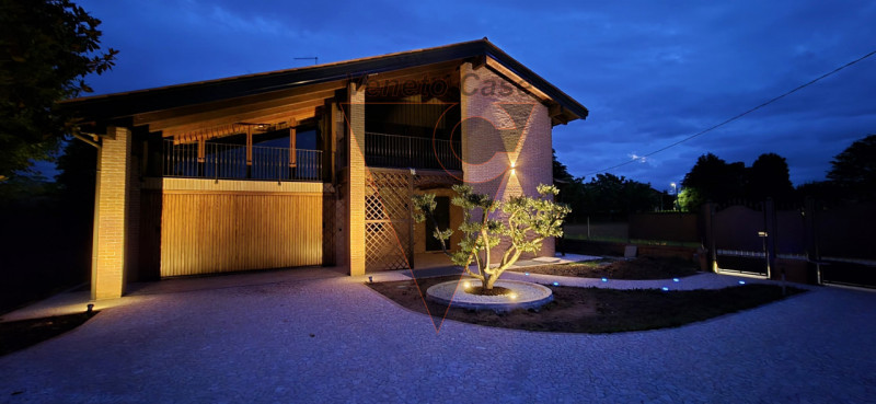 Scopri questa magnifica casa singola terratetto situata nel centro di San Giorgio delle Pertiche....