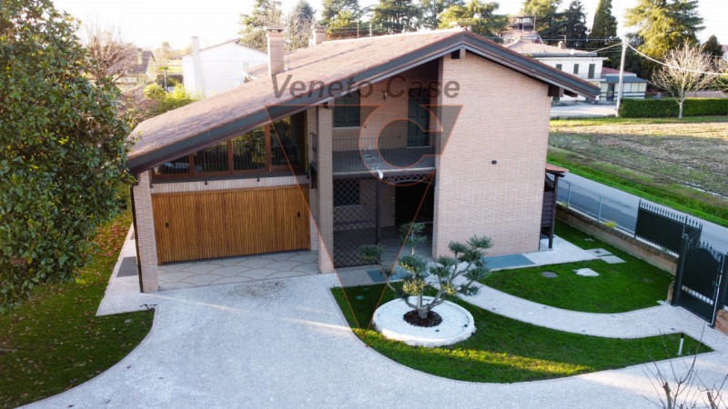 Scopri questa magnifica casa singola terratetto situata nel centro di San Giorgio delle Pertiche....