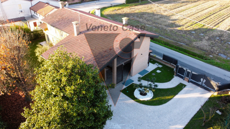 Scopri questa magnifica casa singola terratetto situata nel centro di San Giorgio delle Pertiche....