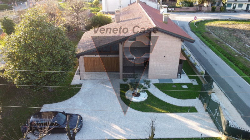 Scopri questa magnifica casa singola terratetto situata nel centro di San Giorgio delle Pertiche....