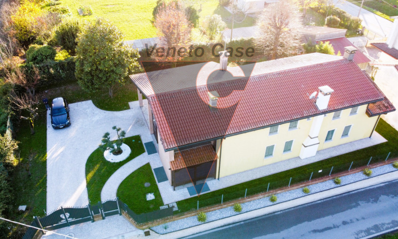 Scopri questa magnifica casa singola terratetto situata nel centro di San Giorgio delle Pertiche....