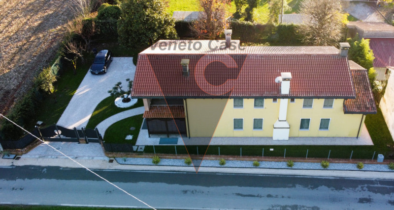 Scopri questa magnifica casa singola terratetto situata nel centro di San Giorgio delle Pertiche....