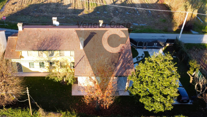 Scopri questa magnifica casa singola terratetto situata nel centro di San Giorgio delle Pertiche....