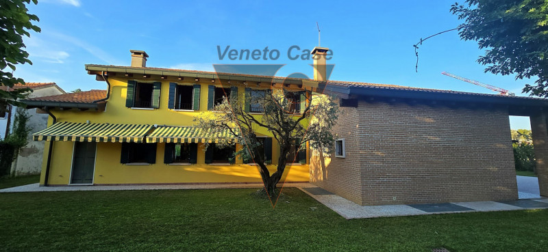 Scopri questa magnifica casa singola terratetto situata nel centro di San Giorgio delle Pertiche....