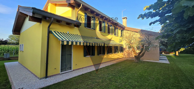 Scopri questa magnifica casa singola terratetto situata nel centro di San Giorgio delle Pertiche....