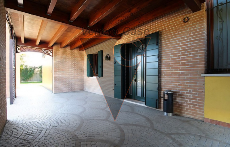 Scopri questa magnifica casa singola terratetto situata nel centro di San Giorgio delle Pertiche....