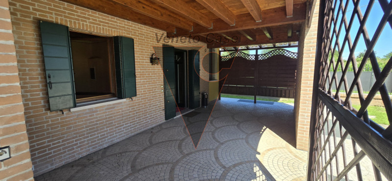 Scopri questa magnifica casa singola terratetto situata nel centro di San Giorgio delle Pertiche....