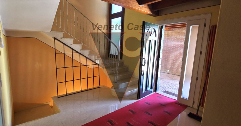 Scopri questa magnifica casa singola terratetto situata nel centro di San Giorgio delle Pertiche....