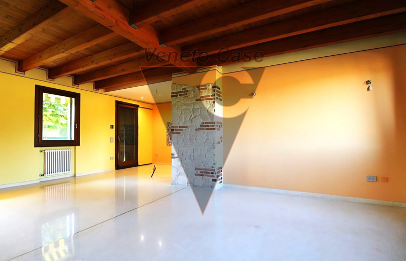 Scopri questa magnifica casa singola terratetto situata nel centro di San Giorgio delle Pertiche....