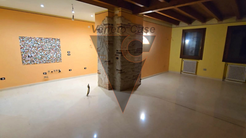 Scopri questa magnifica casa singola terratetto situata nel centro di San Giorgio delle Pertiche....