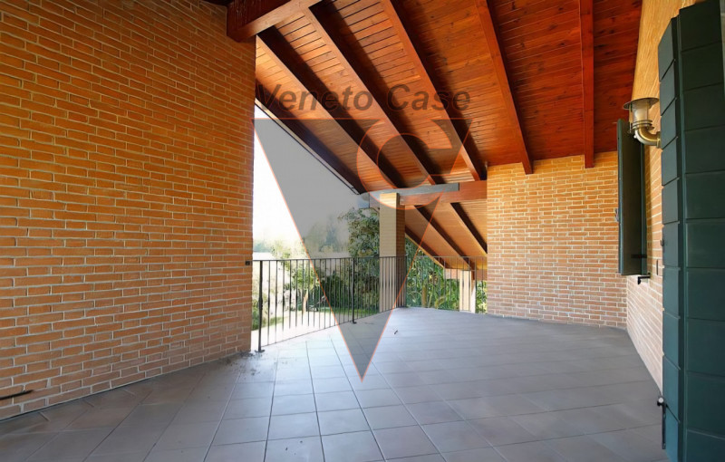 Scopri questa magnifica casa singola terratetto situata nel centro di San Giorgio delle Pertiche....