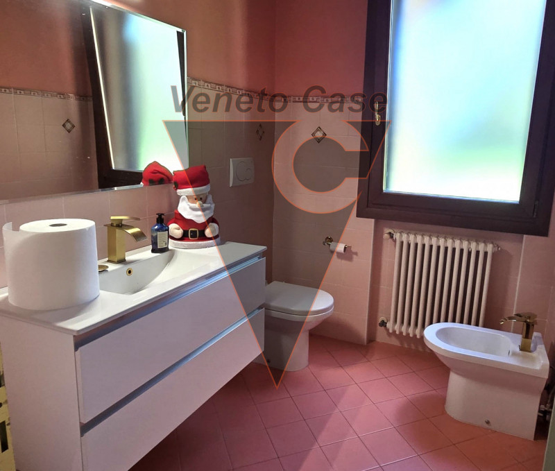 Scopri questa magnifica casa singola terratetto situata nel centro di San Giorgio delle Pertiche....