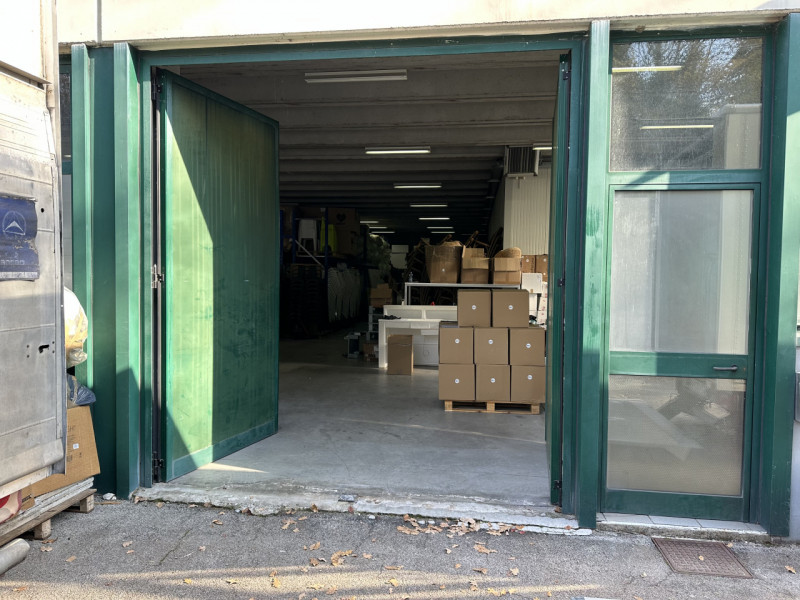 Vicenza: in zona industriale Est, proponiamo in locazione un laboratorio/magazzino di complessivi...