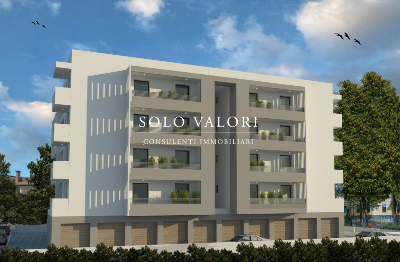 Scopri questo esclusivo appartamento quadrilocale in vendita nel cuore di Jesolo Paese, situato i...