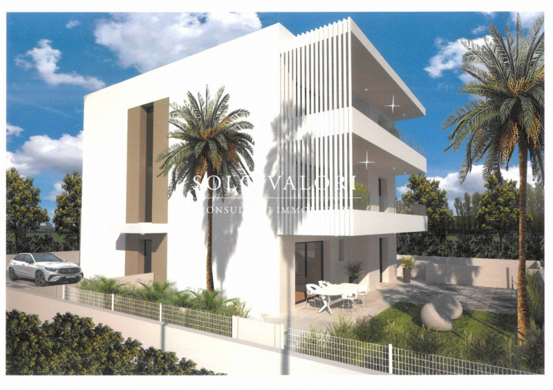 Scopri questo incantevole appartamento trilocale situato nel cuore di Jesolo Paese, una delle loc...