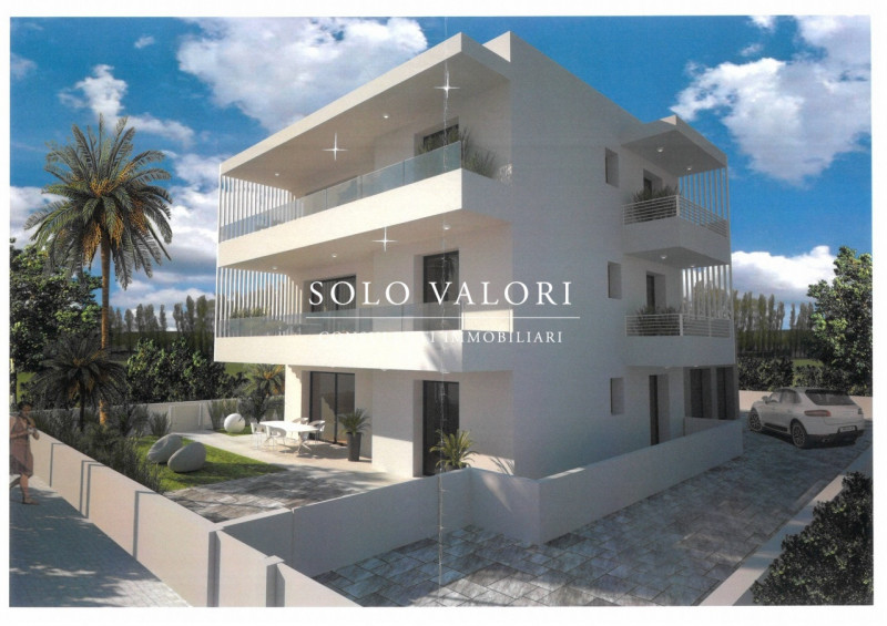 Scopri questo incantevole appartamento trilocale situato nel cuore di Jesolo Paese, una delle loc...