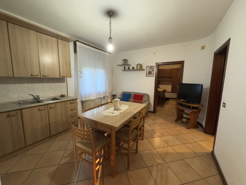 COMPOSIZIONE:
Proponiamo porzione di bifamiliare rivolta verso un'ampia zona verde con cortile e ...