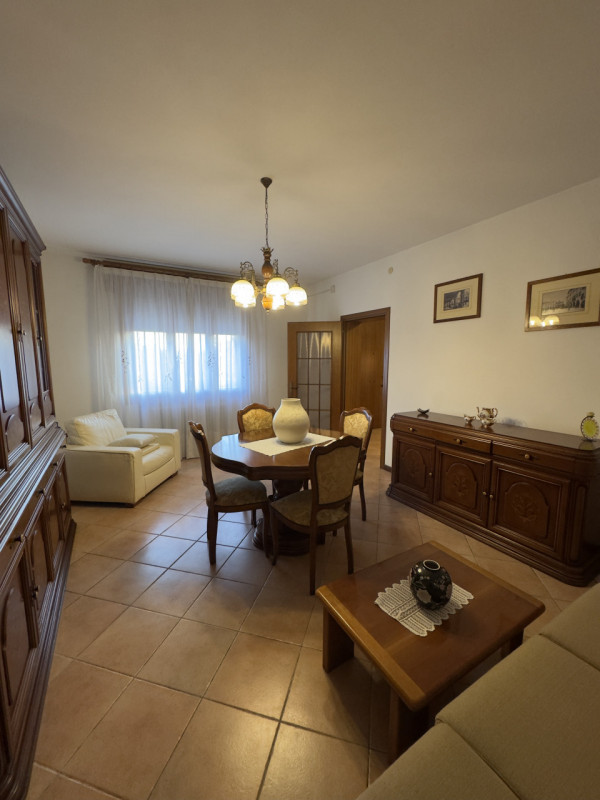 COMPOSIZIONE:
Proponiamo porzione di bifamiliare rivolta verso un'ampia zona verde con cortile e ...