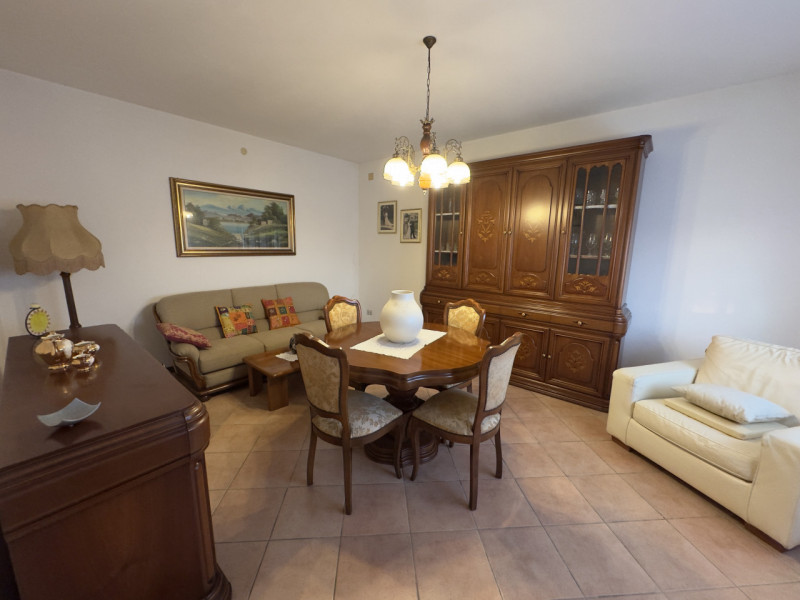 COMPOSIZIONE:
Proponiamo porzione di bifamiliare rivolta verso un'ampia zona verde con cortile e ...