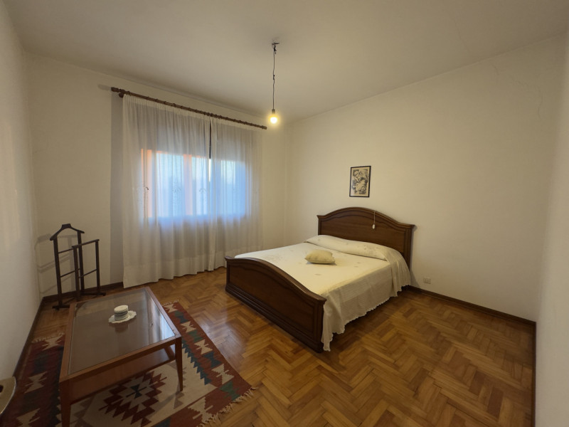 COMPOSIZIONE:
Proponiamo porzione di bifamiliare rivolta verso un'ampia zona verde con cortile e ...