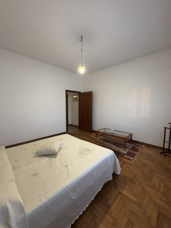 COMPOSIZIONE:
Proponiamo porzione di bifamiliare rivolta verso un'ampia zona verde con cortile e ...