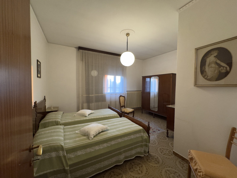 COMPOSIZIONE:
Proponiamo porzione di bifamiliare rivolta verso un'ampia zona verde con cortile e ...