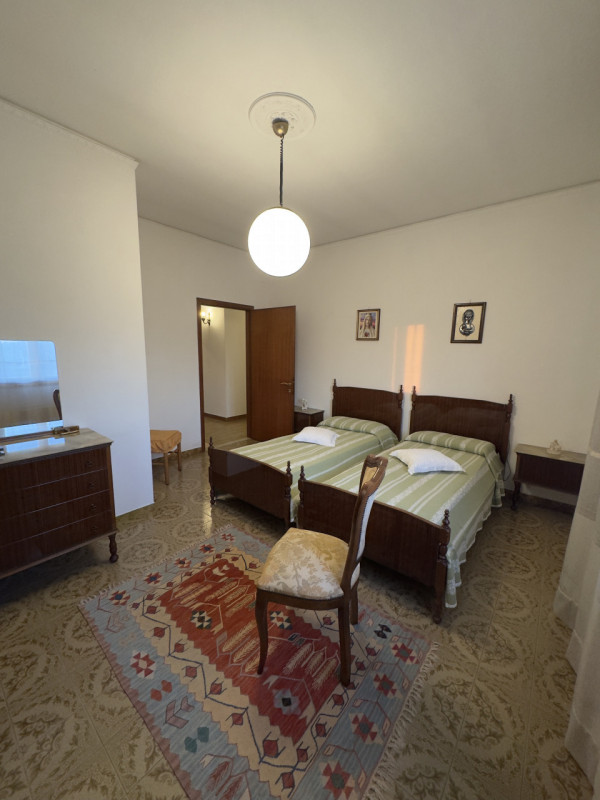 COMPOSIZIONE:
Proponiamo porzione di bifamiliare rivolta verso un'ampia zona verde con cortile e ...