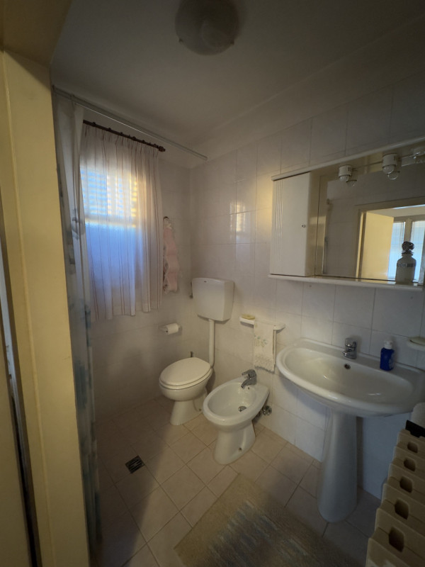 COMPOSIZIONE:
Proponiamo porzione di bifamiliare rivolta verso un'ampia zona verde con cortile e ...