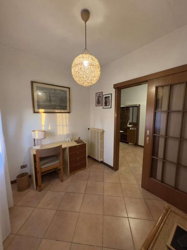 COMPOSIZIONE:
Proponiamo porzione di bifamiliare rivolta verso un'ampia zona verde con cortile e ...